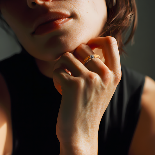 18kt gold Shinrai Ring on model