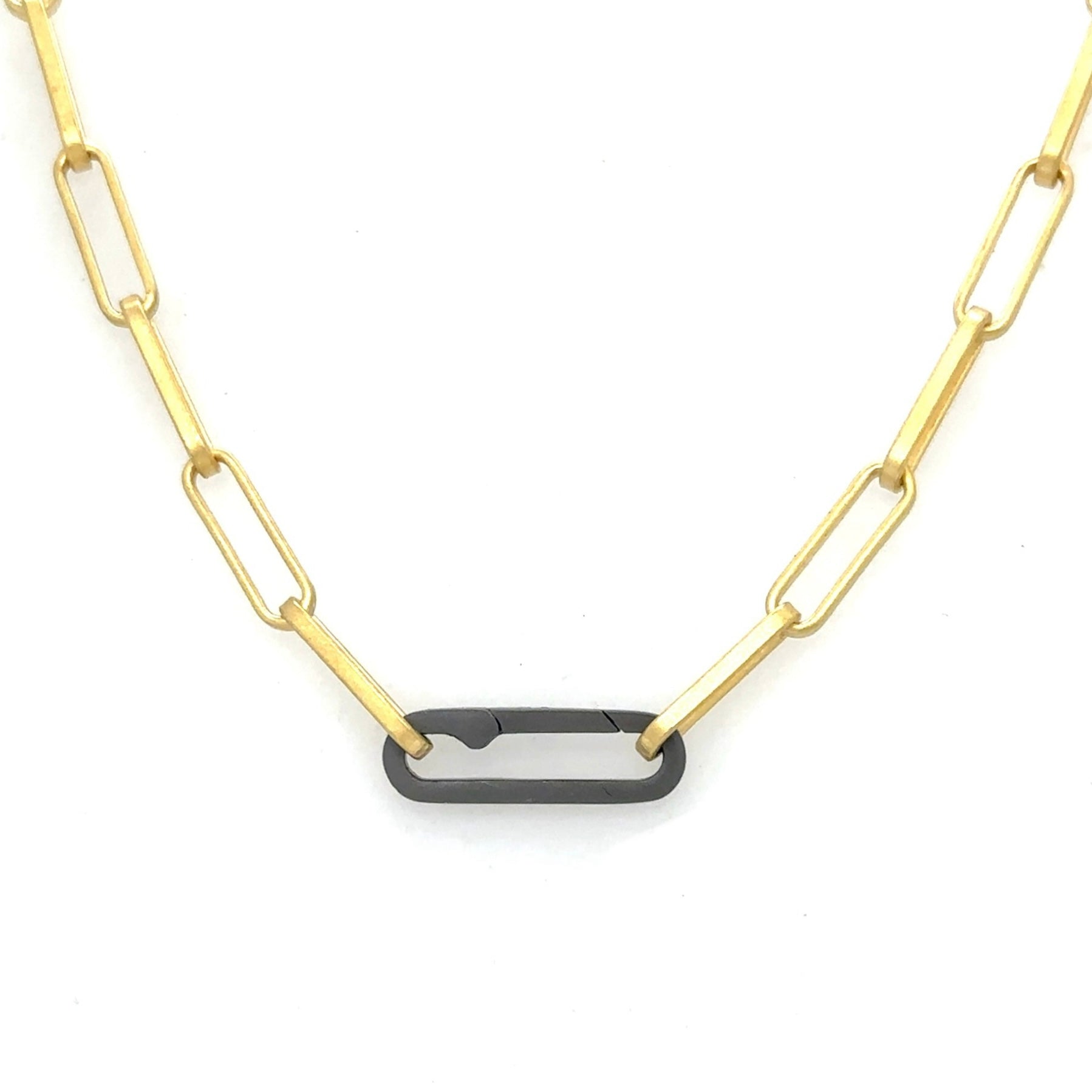 A lux chain for gold lovers! The even links of 18 kt gold plate brighten all skin tones and the oxidized silver paperclip connector adds that edge. Ideal as a single chain, but we love it layered with Talisman!