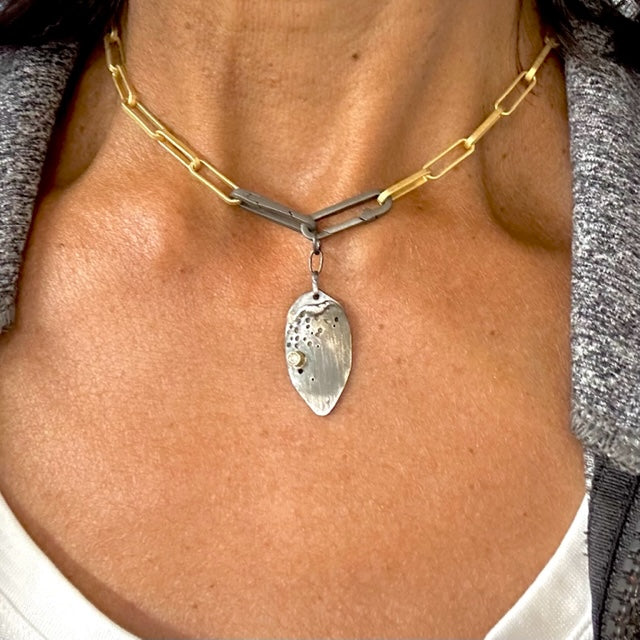 A lux chain for gold lovers! The even links of 18 kt gold plate brighten all skin tones and the oxidized silver paperclip connector adds that edge. Ideal as a single chain, but we love it layered with Talisman!