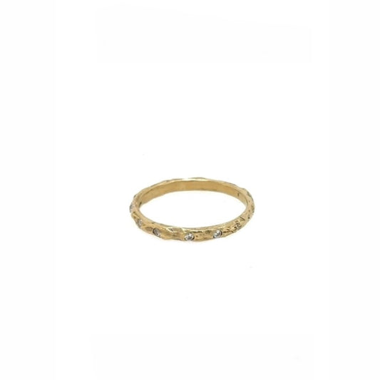 In Zen Buddhism, mushin (無心) describes a state of "no-mind" - when the self dissolves and conscious thought gives way to pure awareness. It's the perfect moment when an archer releases the arrow, when a calligrapher's brush moves without hesitation, when clarity emerges from the space between thoughts. Our 18kt Gold Mushin Ring with thirteen precisely set diamonds embodies this elusive state of perfect attention.