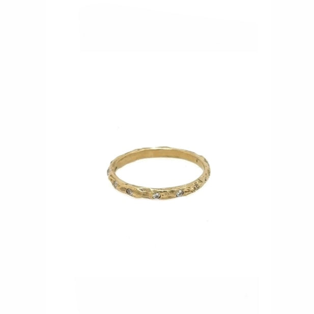 In Zen Buddhism, mushin (無心) describes a state of "no-mind" - when the self dissolves and conscious thought gives way to pure awareness. It's the perfect moment when an archer releases the arrow, when a calligrapher's brush moves without hesitation, when clarity emerges from the space between thoughts. Our 18kt Gold Mushin Ring with thirteen precisely set diamonds embodies this elusive state of perfect attention.