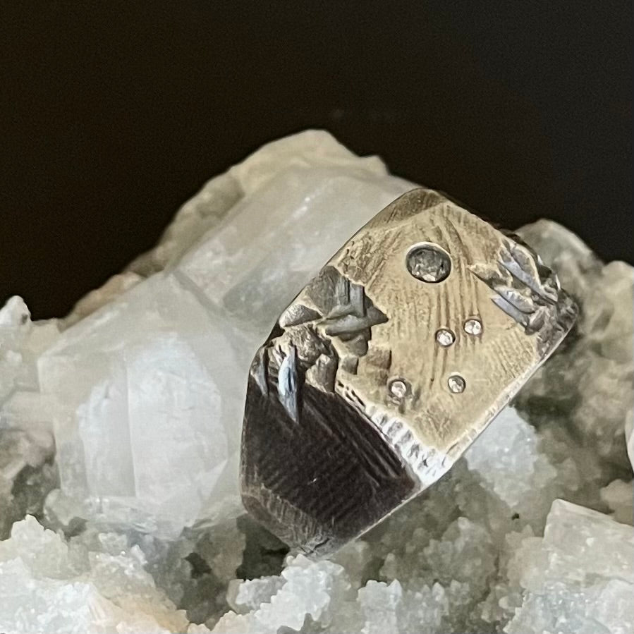 Close up of Stargazer Ring in Silver