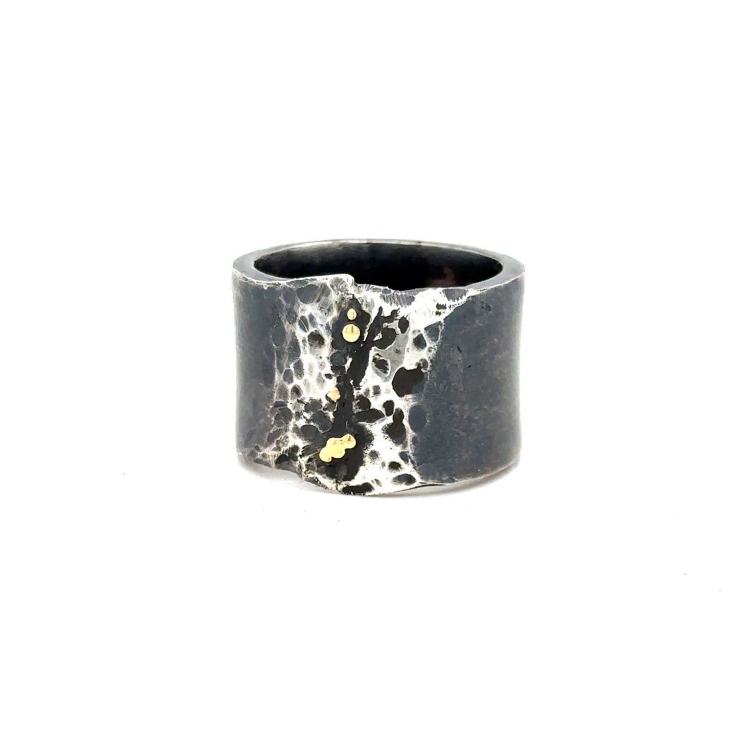 Dive into the mesmerizing world of Whidbey Island's tidal pools with our Tidal Pool Ring. This unique piece features gold accents that contrast the texture, evoking the ever-changing patterns of water and life found in these magical coastal ecosystems.