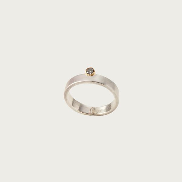 The Renewal Ring represents new beginnings and the promise of a fresh start with each dawn. Whether worn as a symbol of personal renewal or as a thoughtful gift for a loved one embarking on a new chapter, this ring serves as a constant reminder that with every sunrise, there's a chance for a beautiful new beginning.