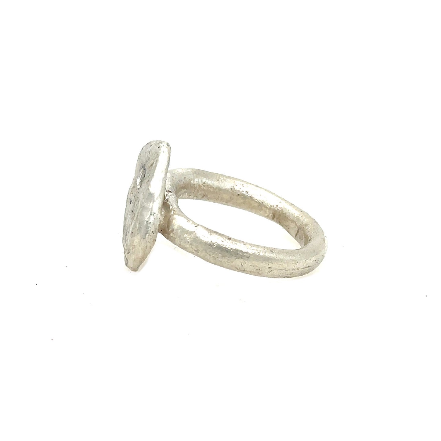 The surface of celestial bodies tells the story of their transformation – impacts and eruptions that forever changed their landscape. This textured disc ring captures that same raw beauty that mimics the terrain of distant worlds and the scattered diamonds appear like stars emerging from cosmic dust.