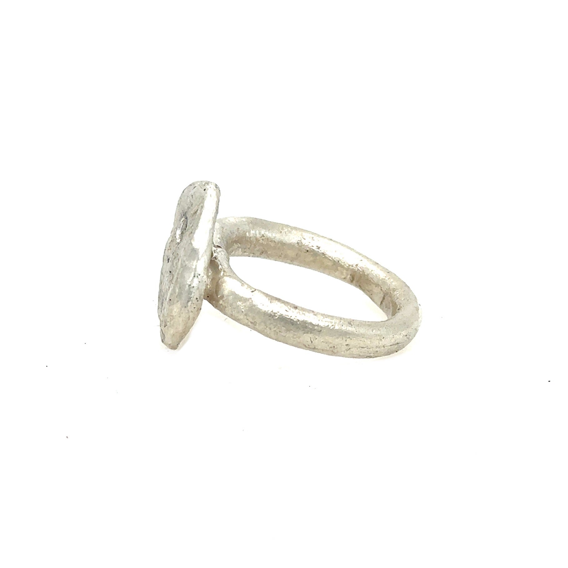 The surface of celestial bodies tells the story of their transformation – impacts and eruptions that forever changed their landscape. This textured disc ring captures that same raw beauty that mimics the terrain of distant worlds and the scattered diamonds appear like stars emerging from cosmic dust.