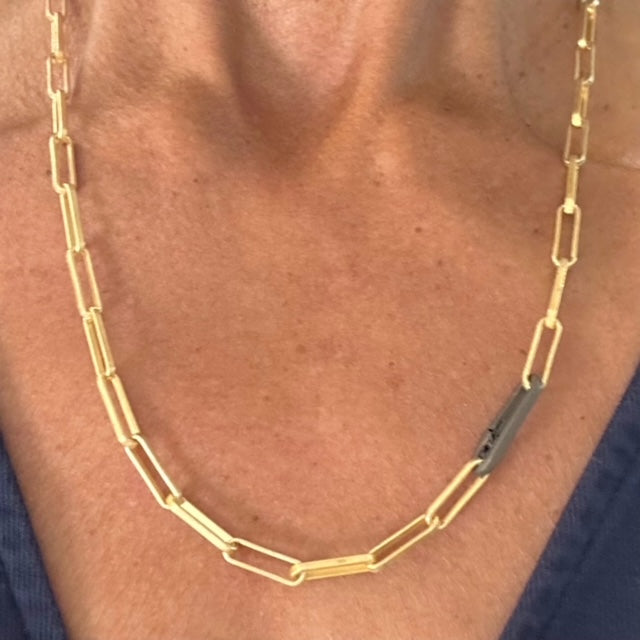 A lux chain for gold lovers! The even links of 18 kt gold plate brighten all skin tones and the oxidized silver paperclip connector adds that edge. Ideal as a single chain, but we love it layered with Talisman!