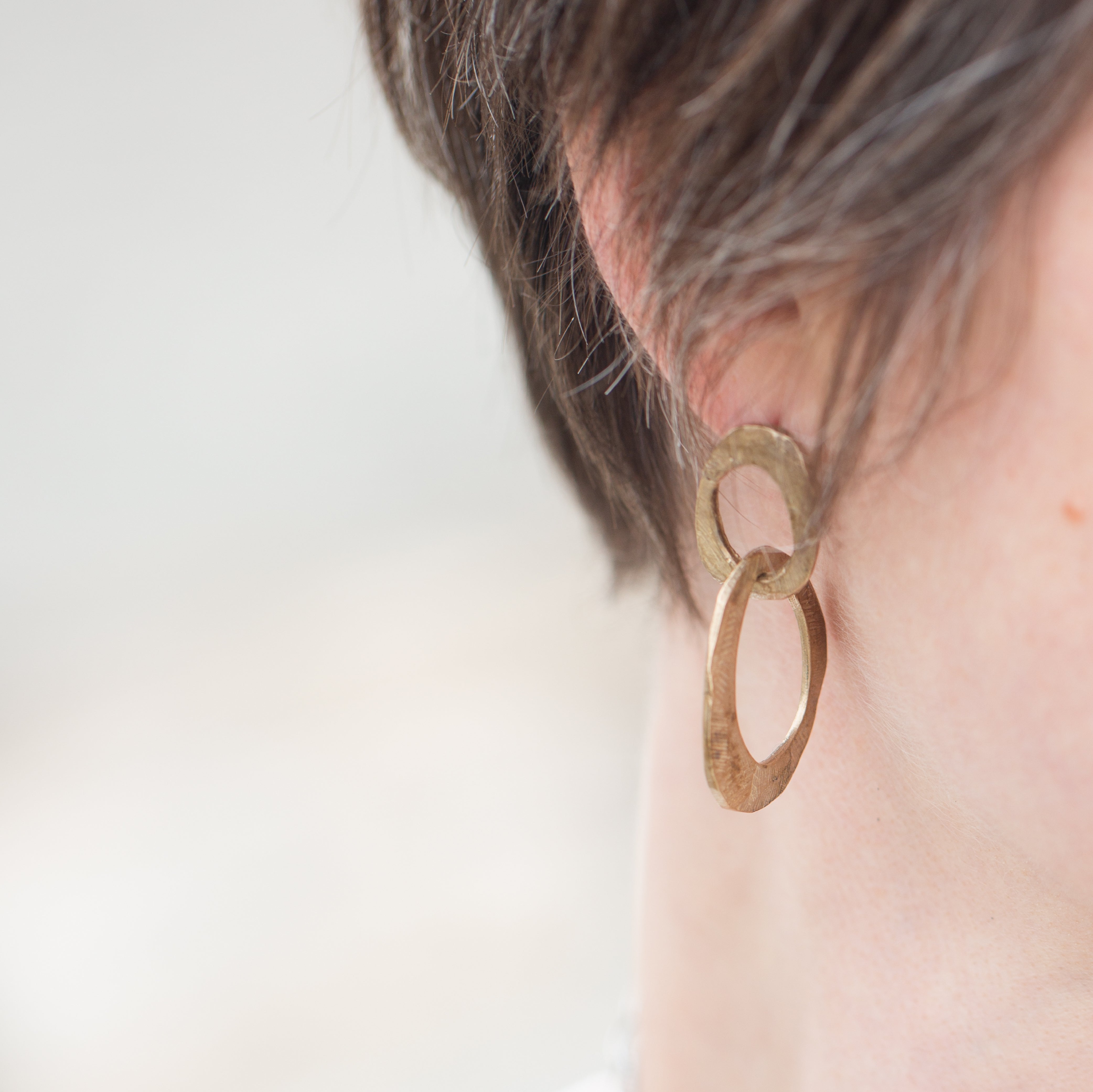 The Skipping Stones Double Oval Earring in Bronze is both bold and sophisticated, yet easy to wear. An earring that swings and sways with every step!
