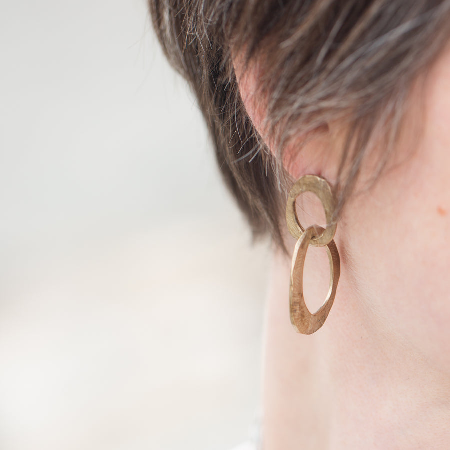 The Skipping Stones Double Oval Earring in Bronze is both bold and sophisticated, yet easy to wear. An earring that swings and sways with every step!