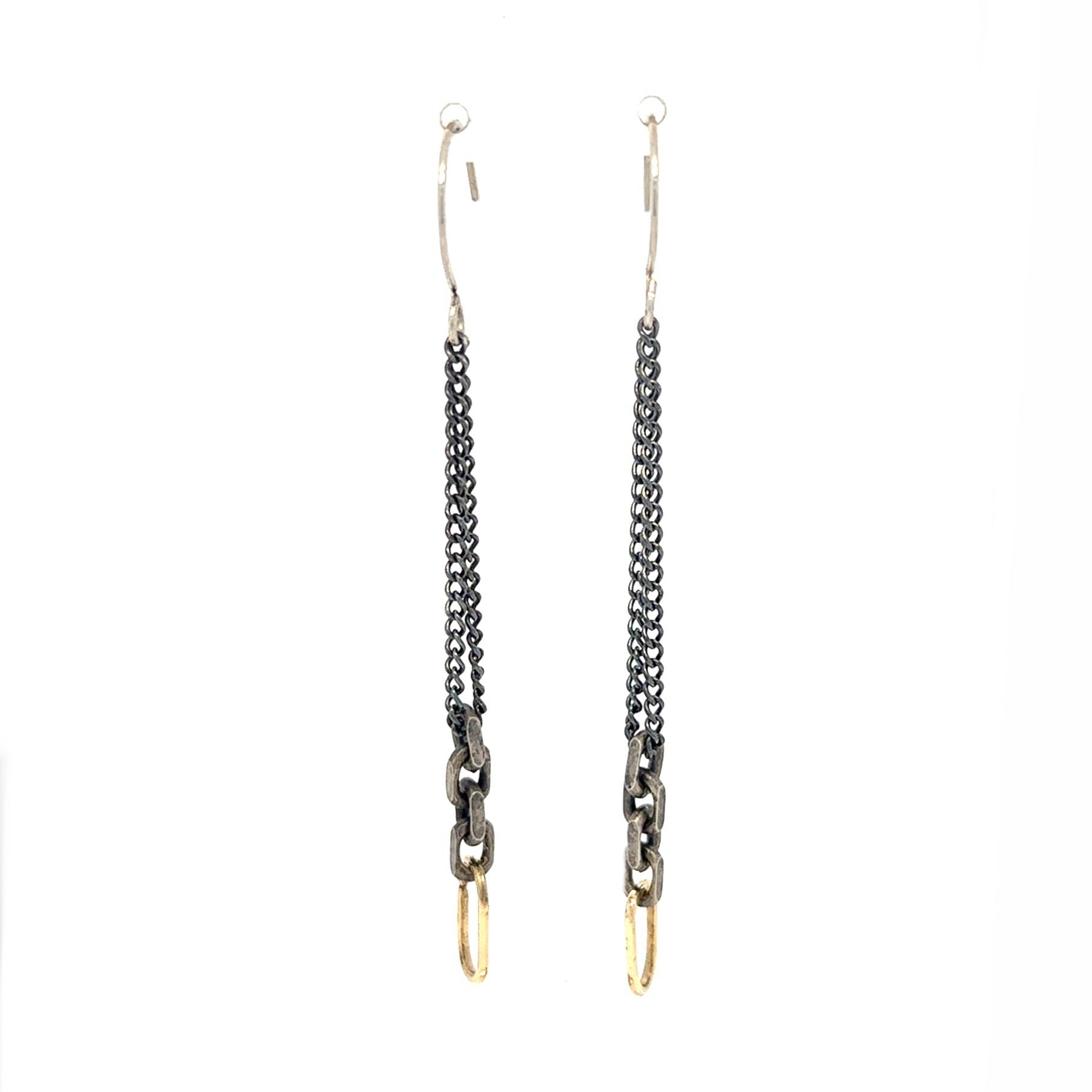The Horizon Earrings are movement and light in harmony. An oxidized silver chain sways gracefully, ending in a luminous 18kt gold link that shines like the rising sun. They capture the essence of awakening - shadow giving way to brilliance.