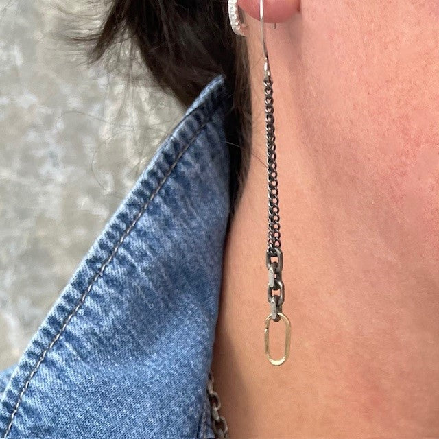 The Horizon Earrings are movement and light in harmony. An oxidized silver chain sways gracefully, ending in a luminous 18kt gold link that shines like the rising sun. They capture the essence of awakening - shadow giving way to brilliance.