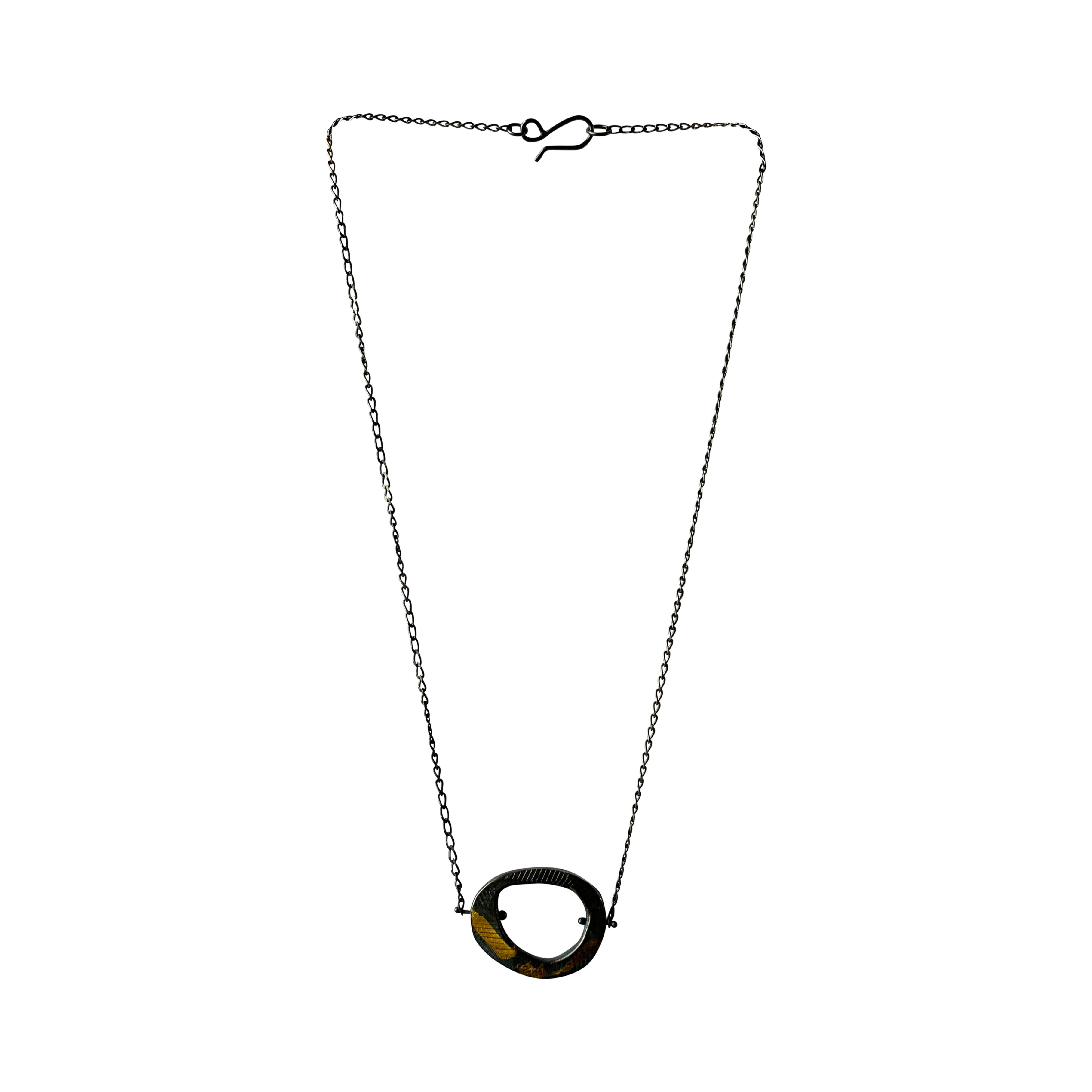 The Skipping Stones Simple Necklace embodies the principles of wabi-sabi, celebrating simplicity and the subtle imperfections that make it uniquely beautiful. The necklace features a delicate chain adorned with small, organic shaped oval reminiscent of skipping stones, creating a harmonious balance between structure and fluidity.